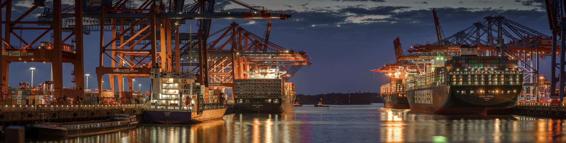 Der Waltershofer Hafen in Hamburg bei Nacht