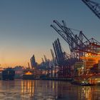 Der Waltershofer Hafen in Hamburg früh am morgen bei eisigen Temperaturen 