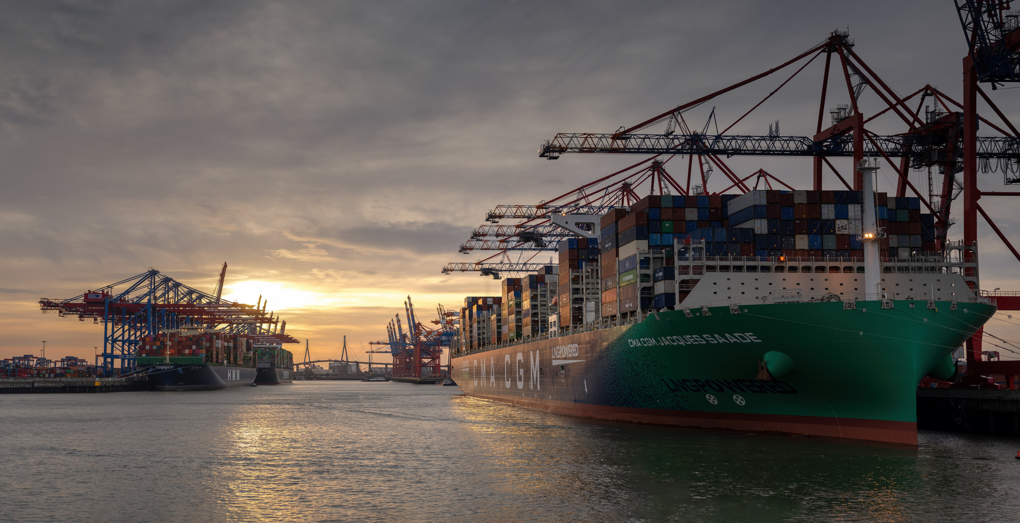 Der Waltershoferhafen in Hamburg bei Sonnenaufgang