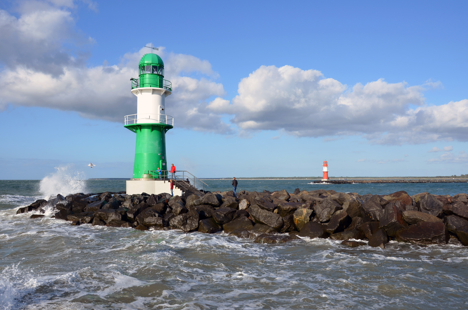 Der Warnemünder Leuchtturm bei einer kräftigen Brise