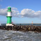 Der Warnemünder Leuchtturm bei einer kräftigen Brise