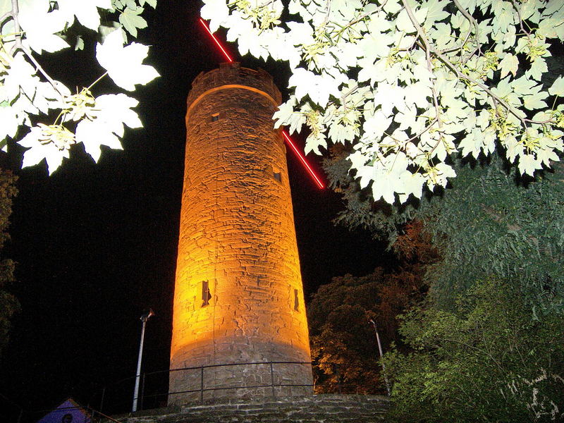 Der Wartbergturm bei Nacht mit seinem roten Speer die Stadt bewacht...