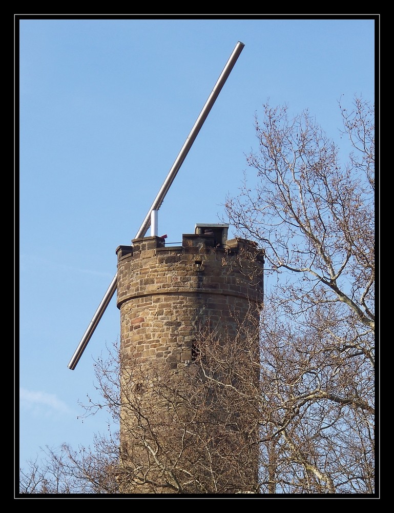 Der Wartbergturm mit Lichtskulptur