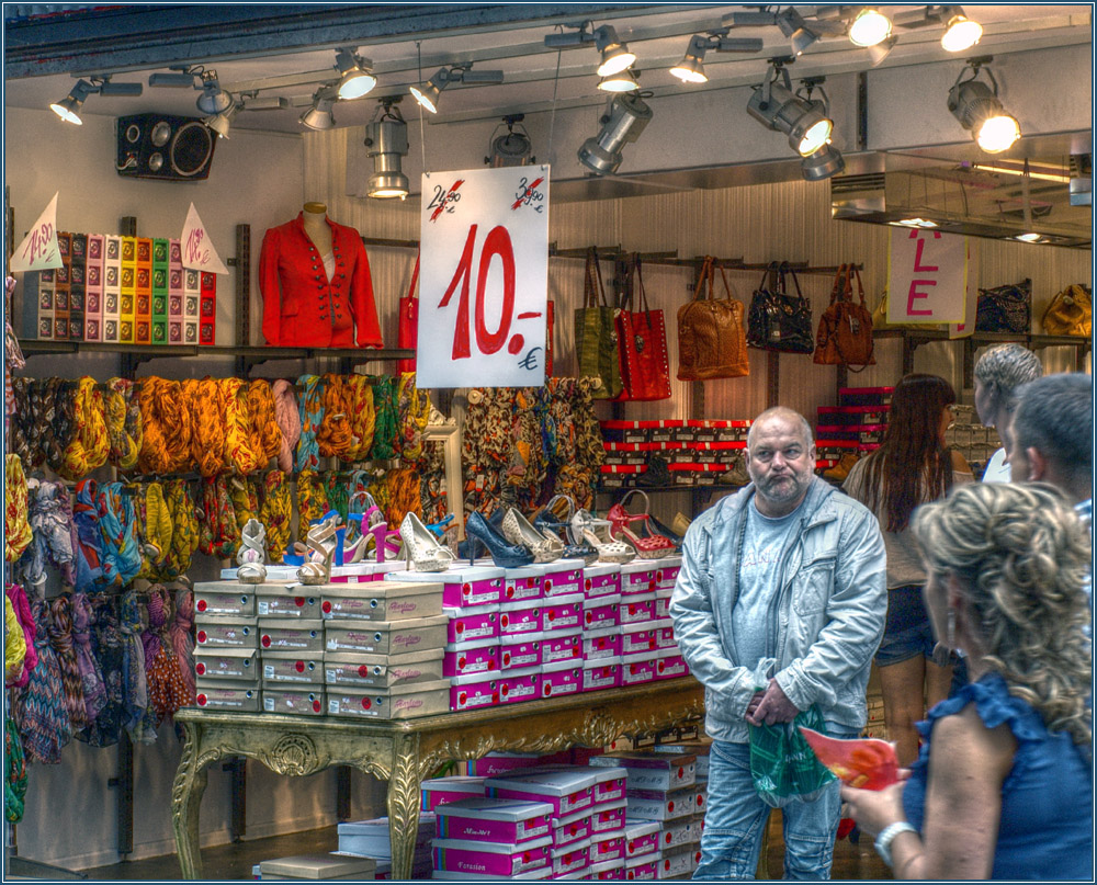 Der Wartende ("Kommt diese Frau je aus dem Laden wieder heraus?")