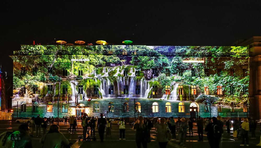 Der Wasserfall am Hotel