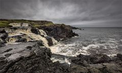 Der Wasserfall, der ins Meer fließt