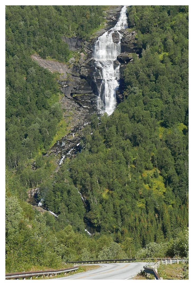 Der Wasserfall des Galbmejohkå.