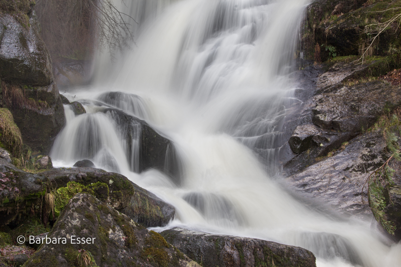 Der Wasserfall ergießt sich in breiter Pracht