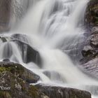 Der Wasserfall ergießt sich in breiter Pracht