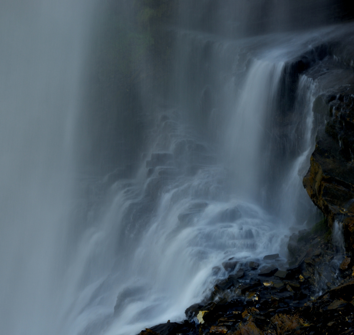 der Wasserfall hinter dem Wasserfall