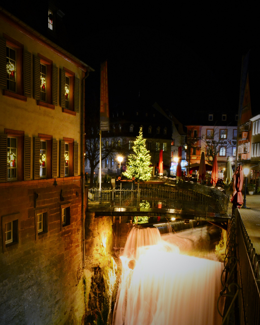 Der Wasserfall im Weihnachtsglanz