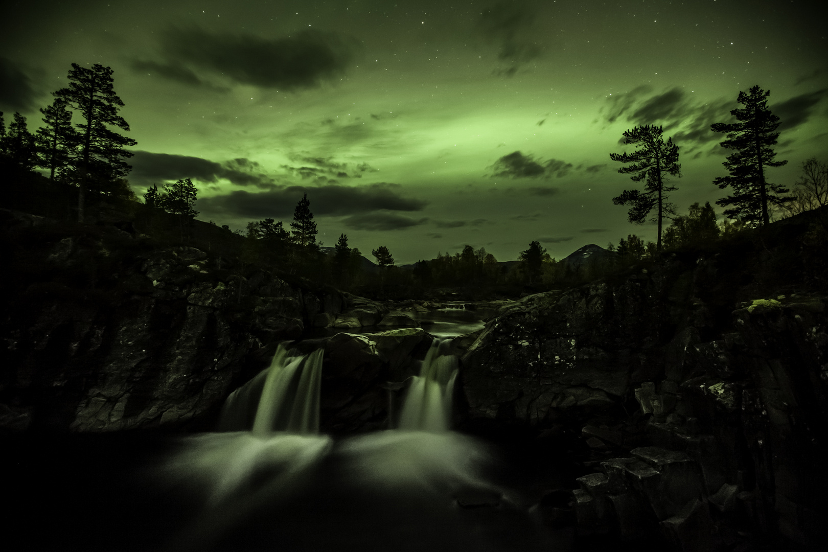 Der Wasserfall und das Polarlicht