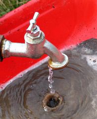 Der Wasserhahn bei der Arbeit.