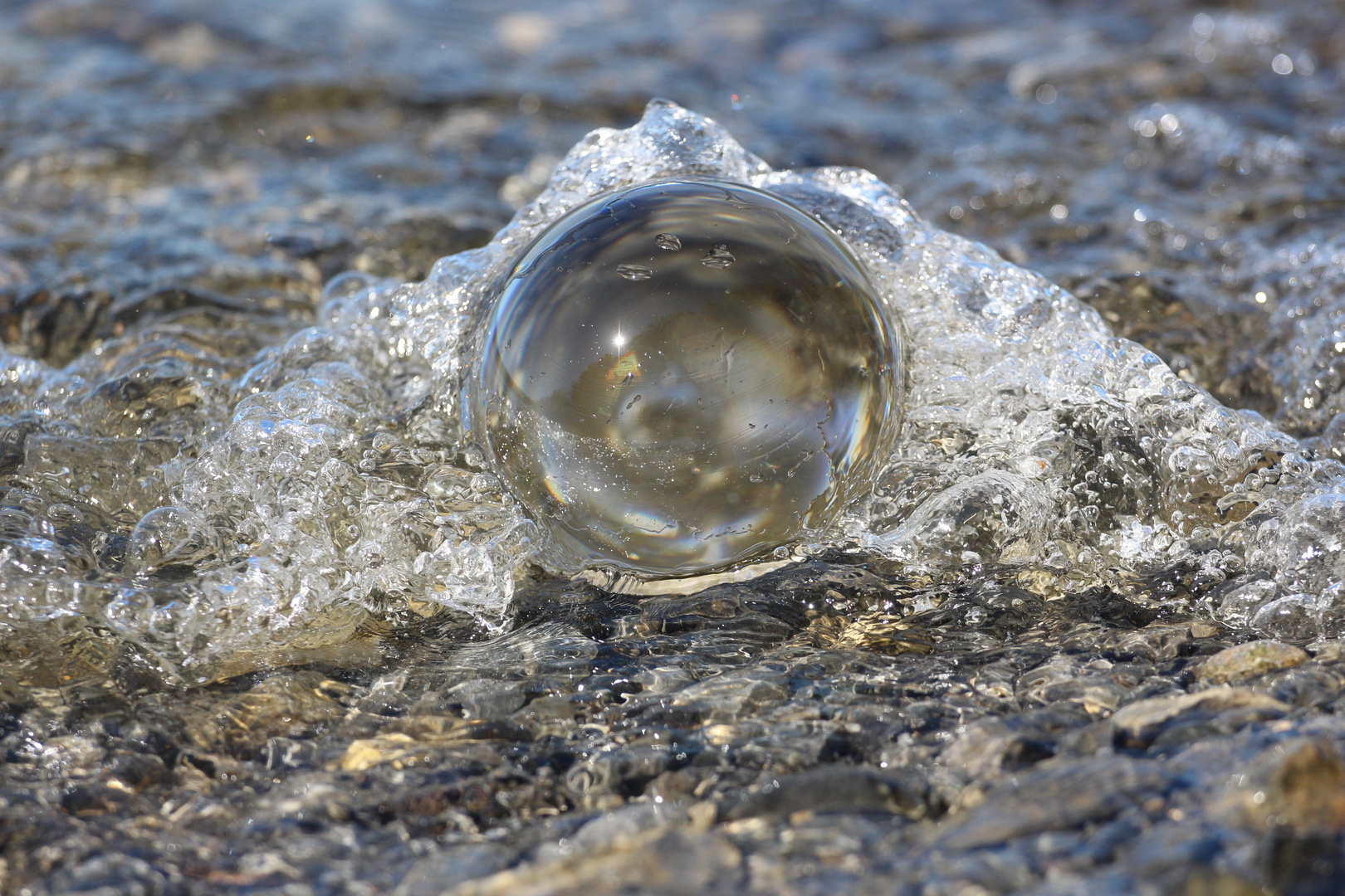 der Wassermantel um die Glaskugel