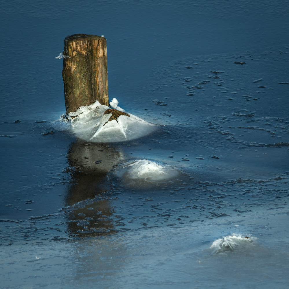 der Wasserspiegel sinkt bei leichter Eisdecke