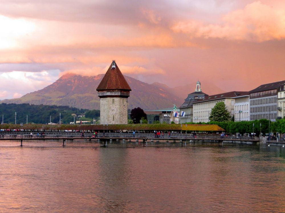 Der Wasserturm im bunten Wolkensturm ...