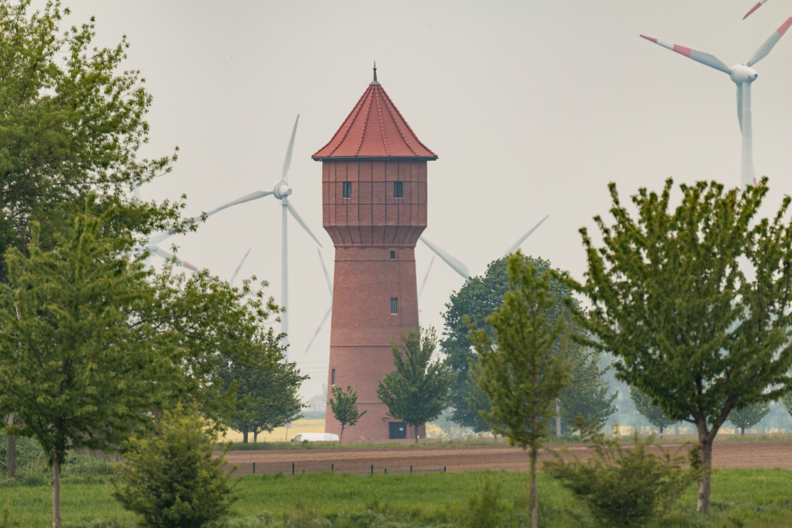 Der Wasserturm von Wolmirsleben im Morgen Nebel