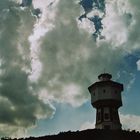 Der Wasserturm vor einem Wolken-Gebirge