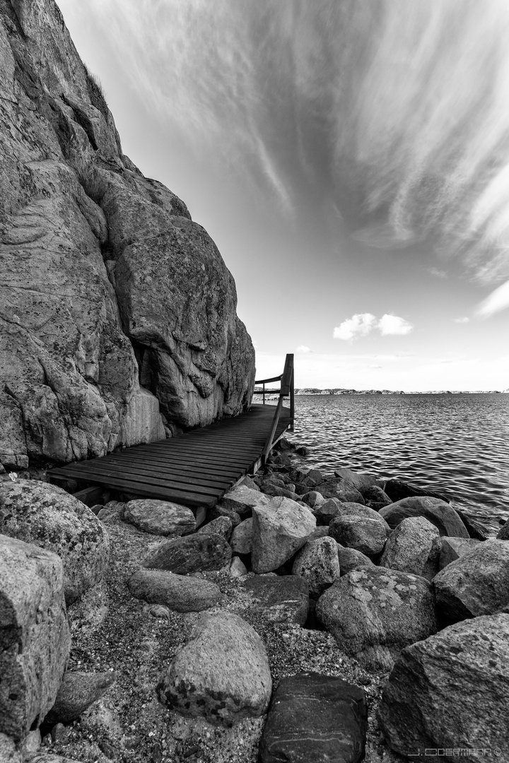 Der Weg am Felsen