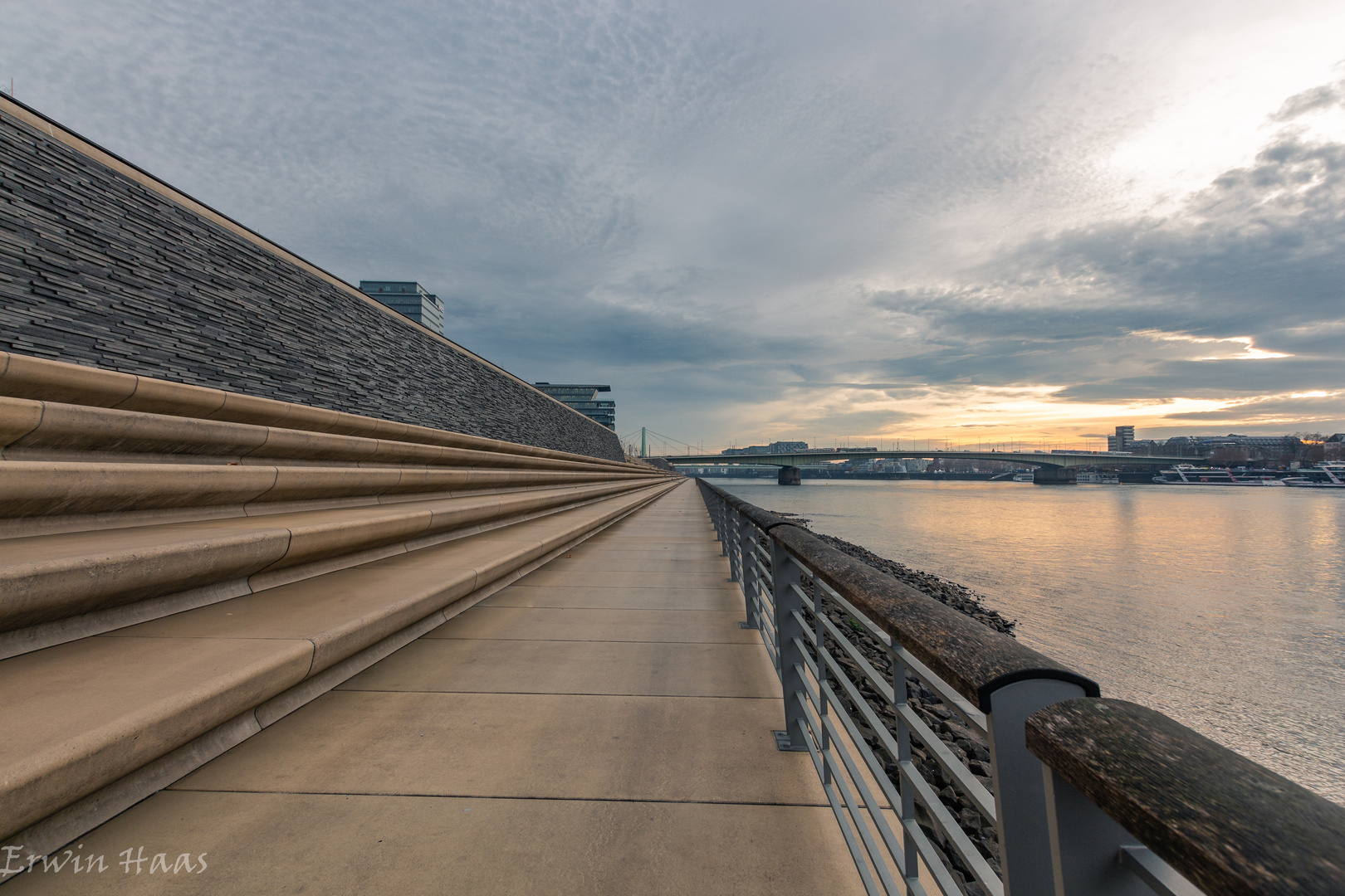 Der Weg am Rhein