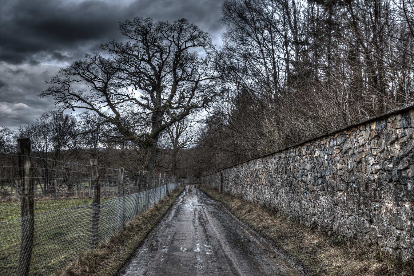 Der Weg an der Mauer