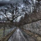 Der Weg an der Mauer