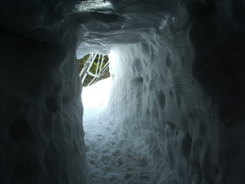 der Weg aus der Seilbahnstation (Schneekoppe)