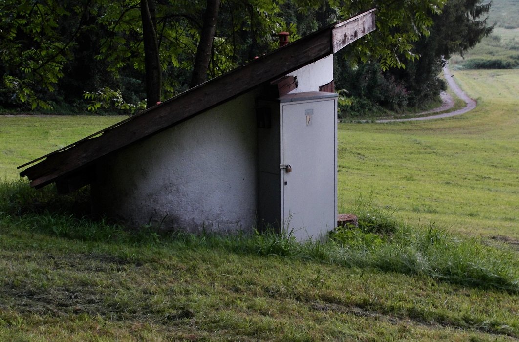 Der Weg, das Pumpenhäuserl, der Rabe