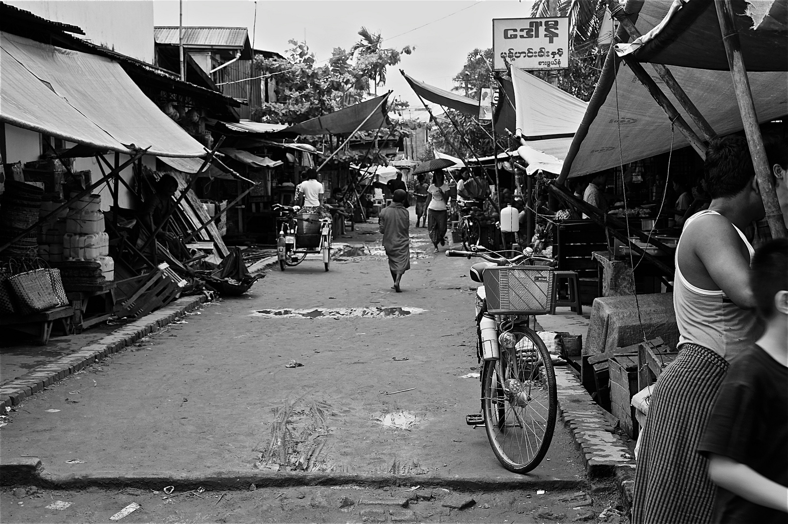 der weg des kleinen asketen, yangon, burma 2011