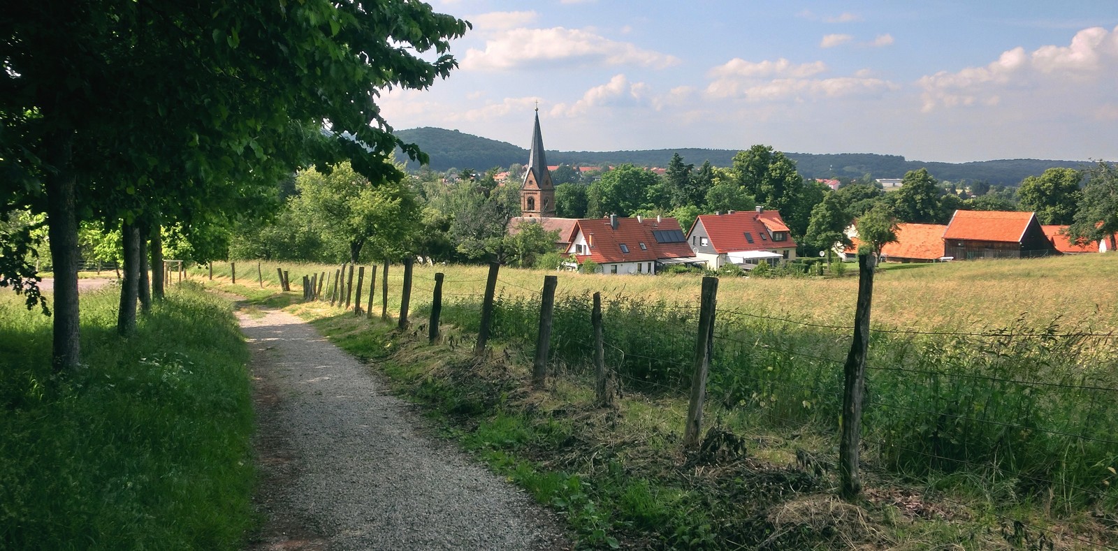 Der Weg hinunter zum Dorf 