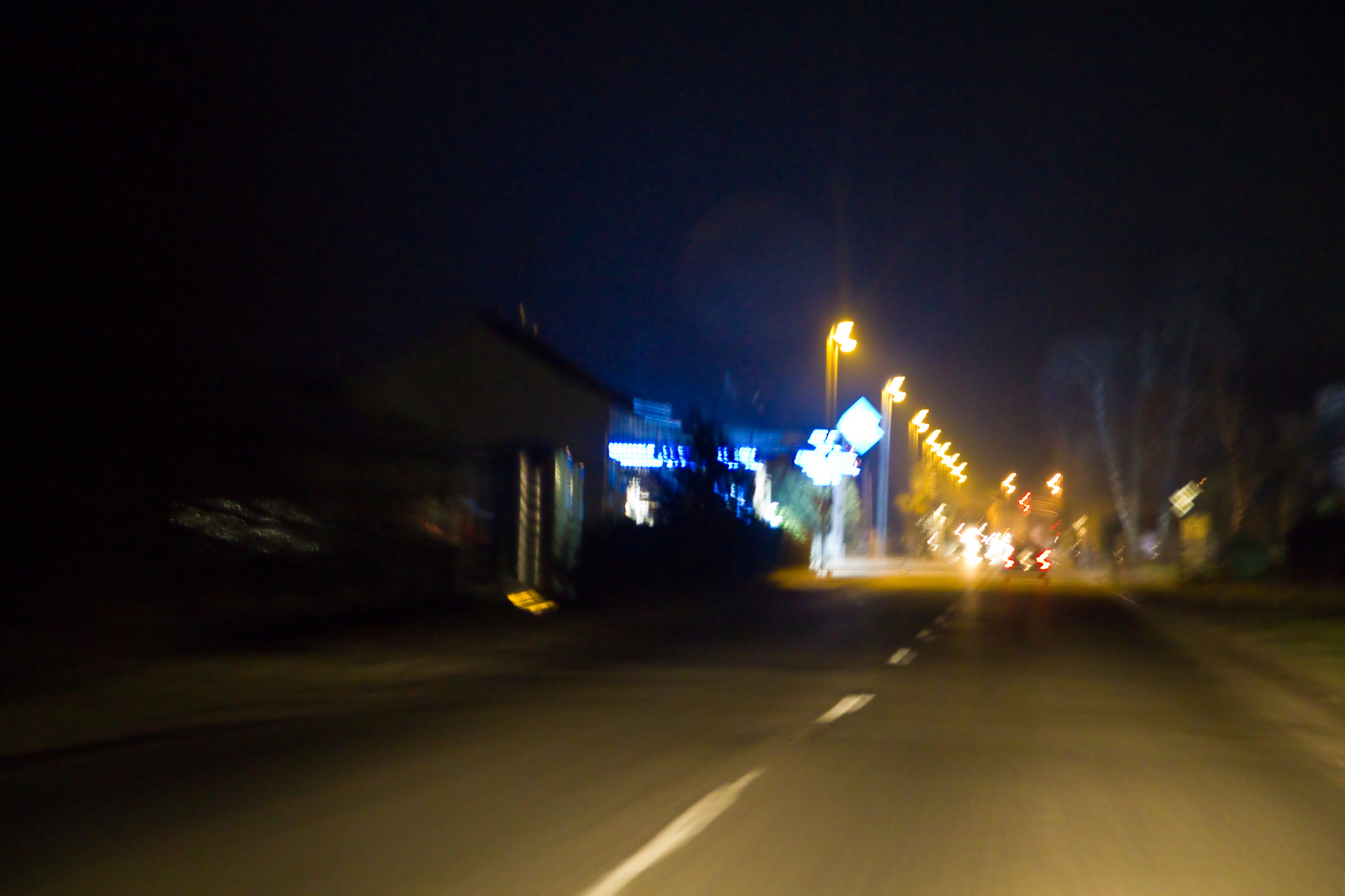 Der Weg nach Gau Bickelheim bei Nacht