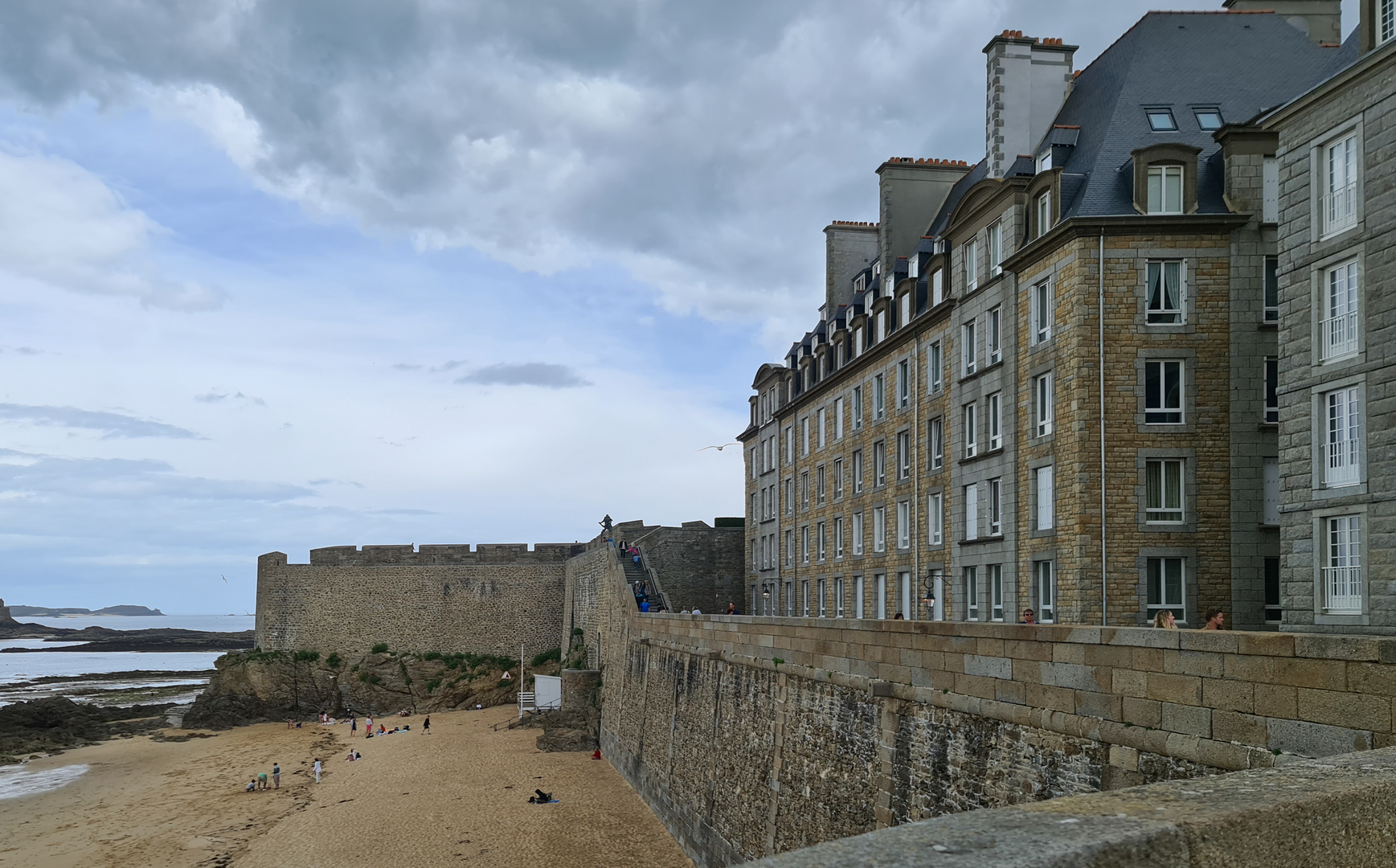 Der Weg über die Stadtmauer von Saint Malo