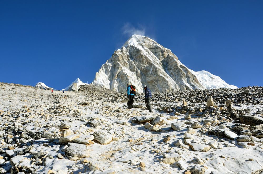 Der Weg zum Gipfel des Kala Pattar mit dem Pumori (7161 m)