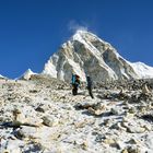 Der Weg zum Gipfel des Kala Pattar mit dem Pumori (7161 m)