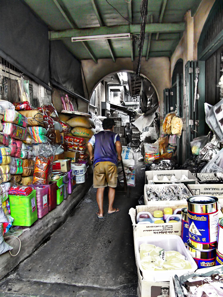 der Weg zum Pier am Chao Phraya......