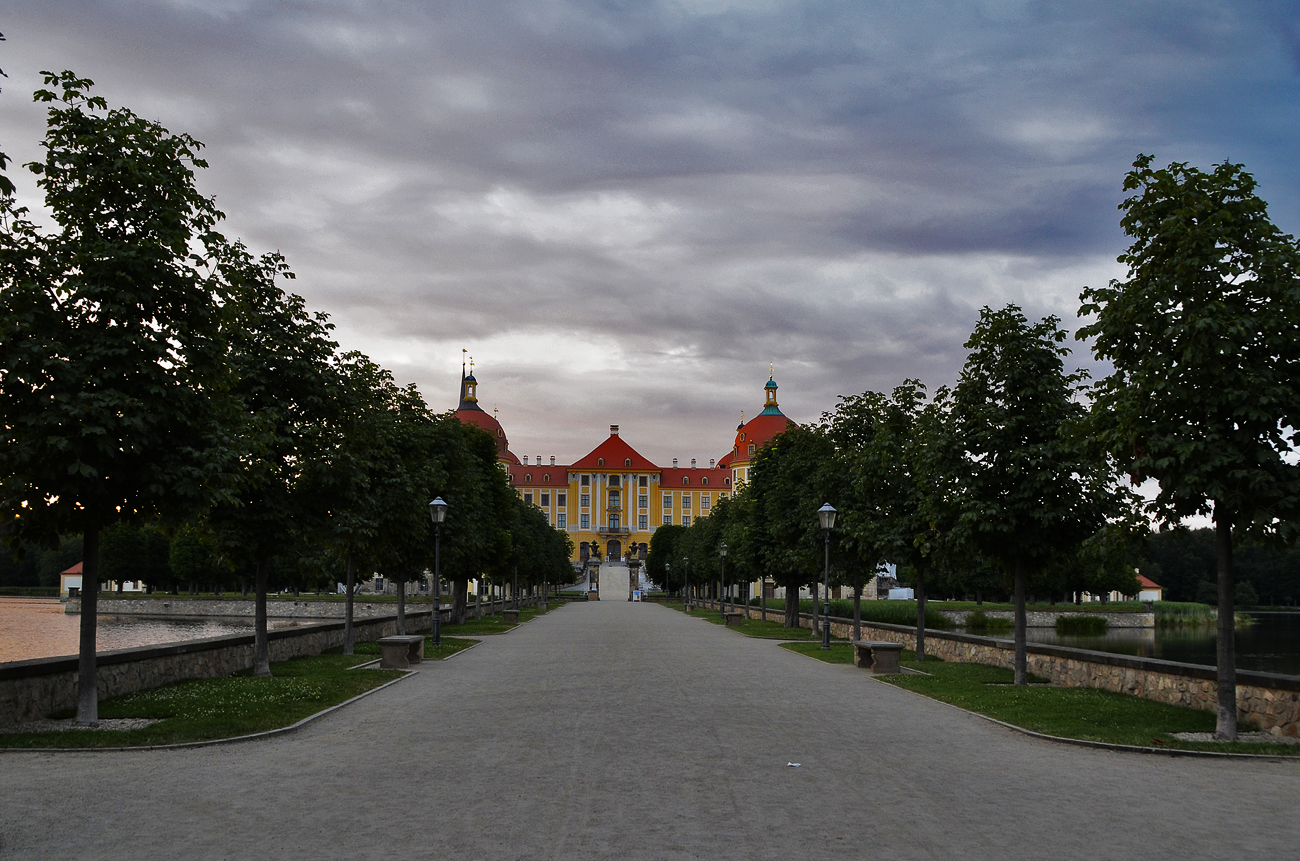 ***Der Weg zum  Schloß Moritzburg ***