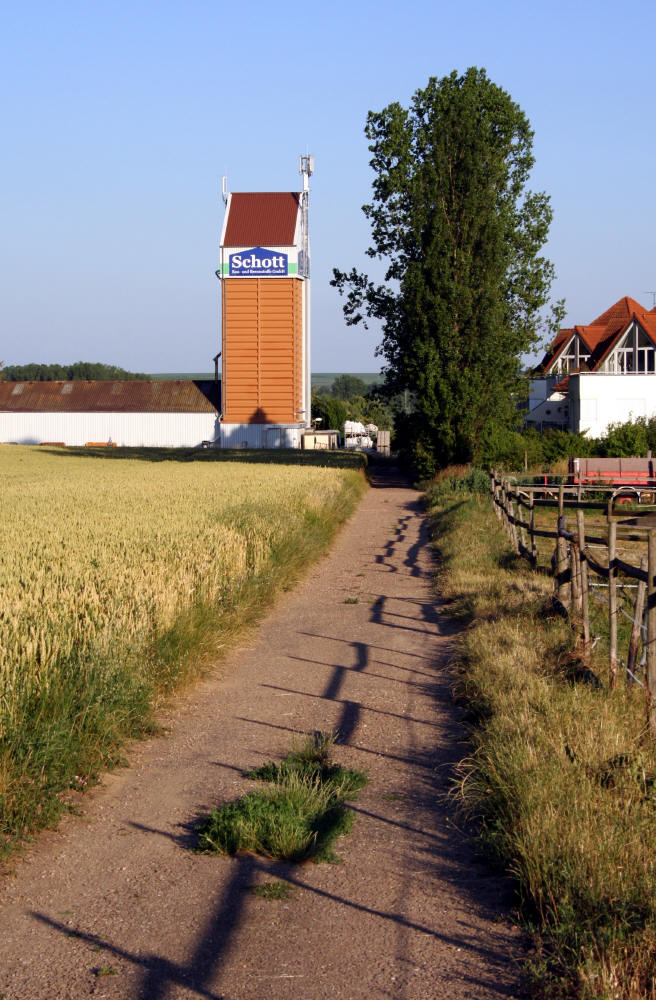 Der Weg zum Silo (mit Mobilfunkantenne)