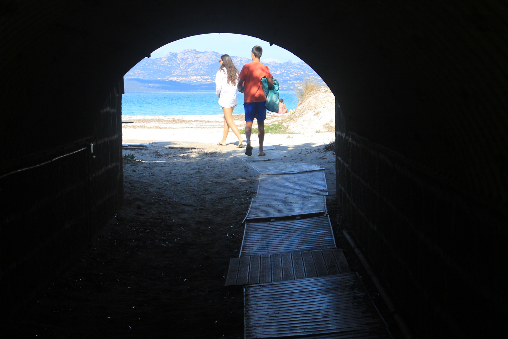 Der Weg zum Strand... Licht am Ende vom Tunnel