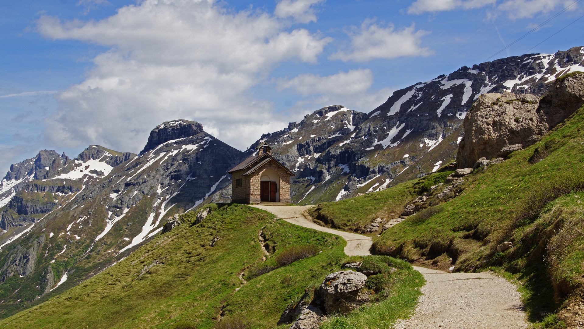 Der Weg zur Kapelle am Passo Pordoi