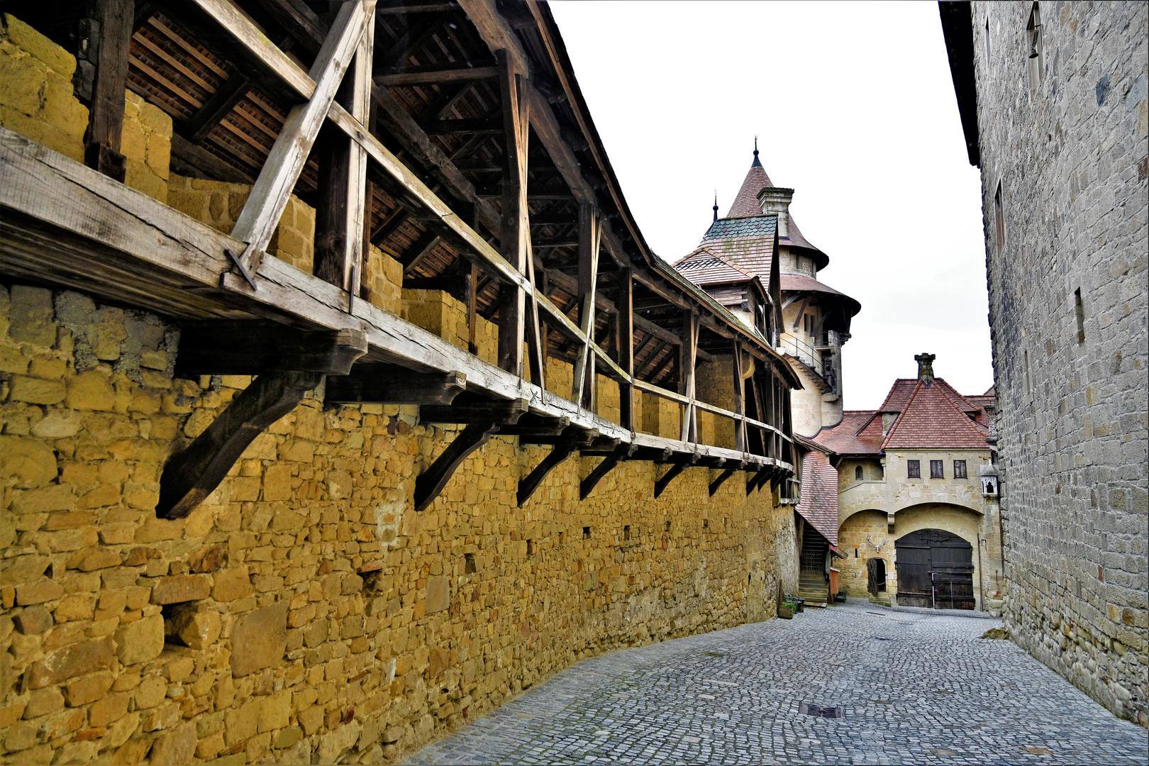 Der Wehrgang von Burg Kreuzenstein bei Wien.