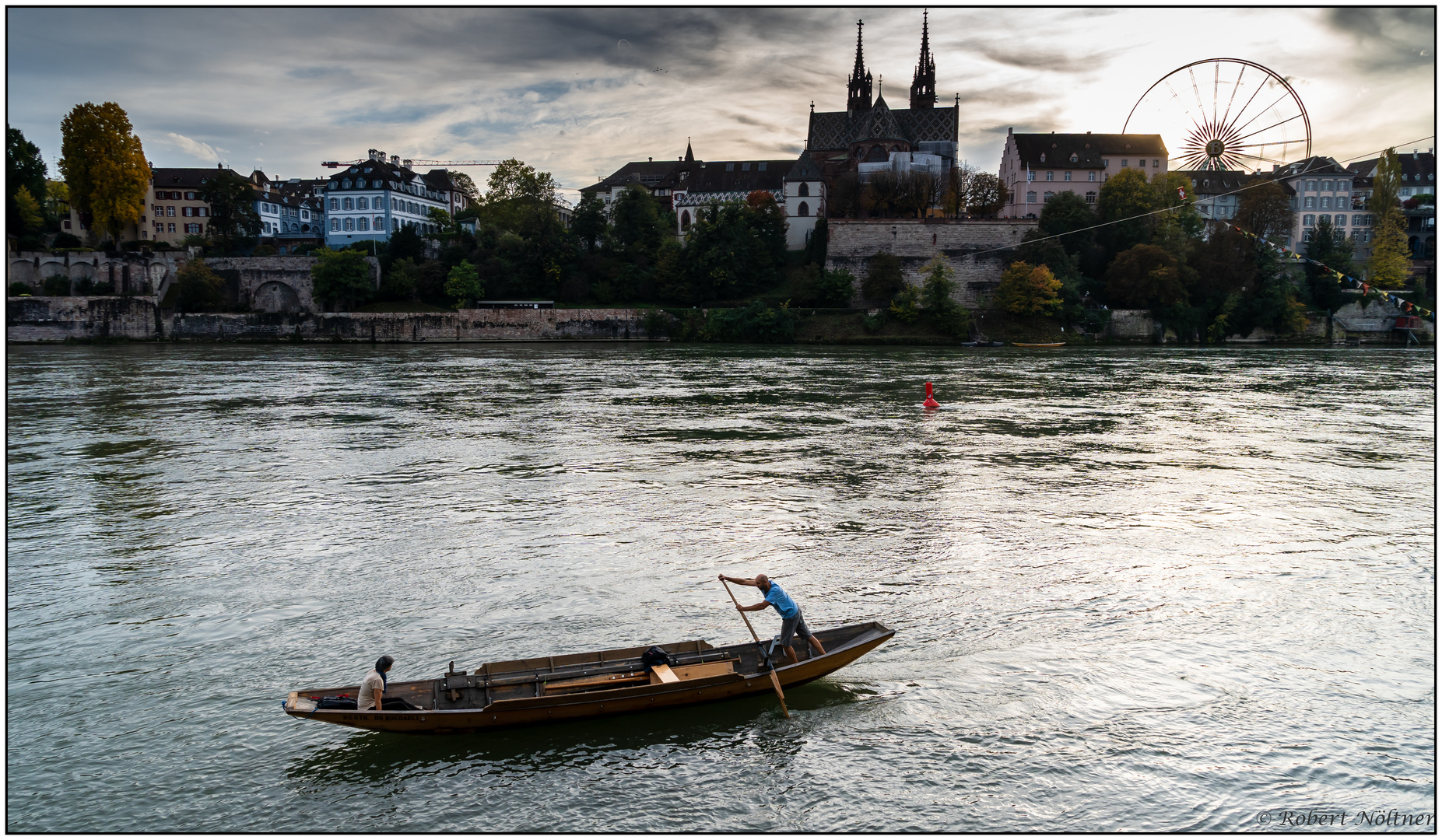 Der Weidling-Fahrer auf dem Rhein in Basel