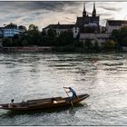 Der Weidling-Fahrer auf dem Rhein in Basel