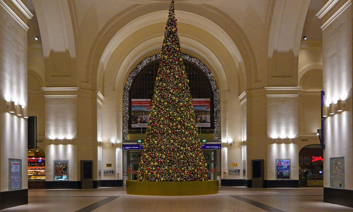 Der Weihnachtsbaum in Hauptbahnhof Dresden