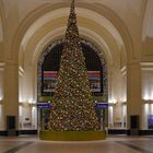 Der Weihnachtsbaum in Hauptbahnhof Dresden