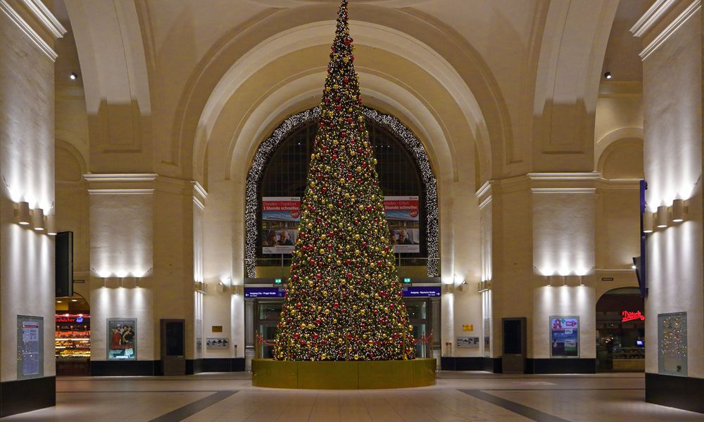 Der Weihnachtsbaum in Hauptbahnhof Dresden Foto & Bild architektur