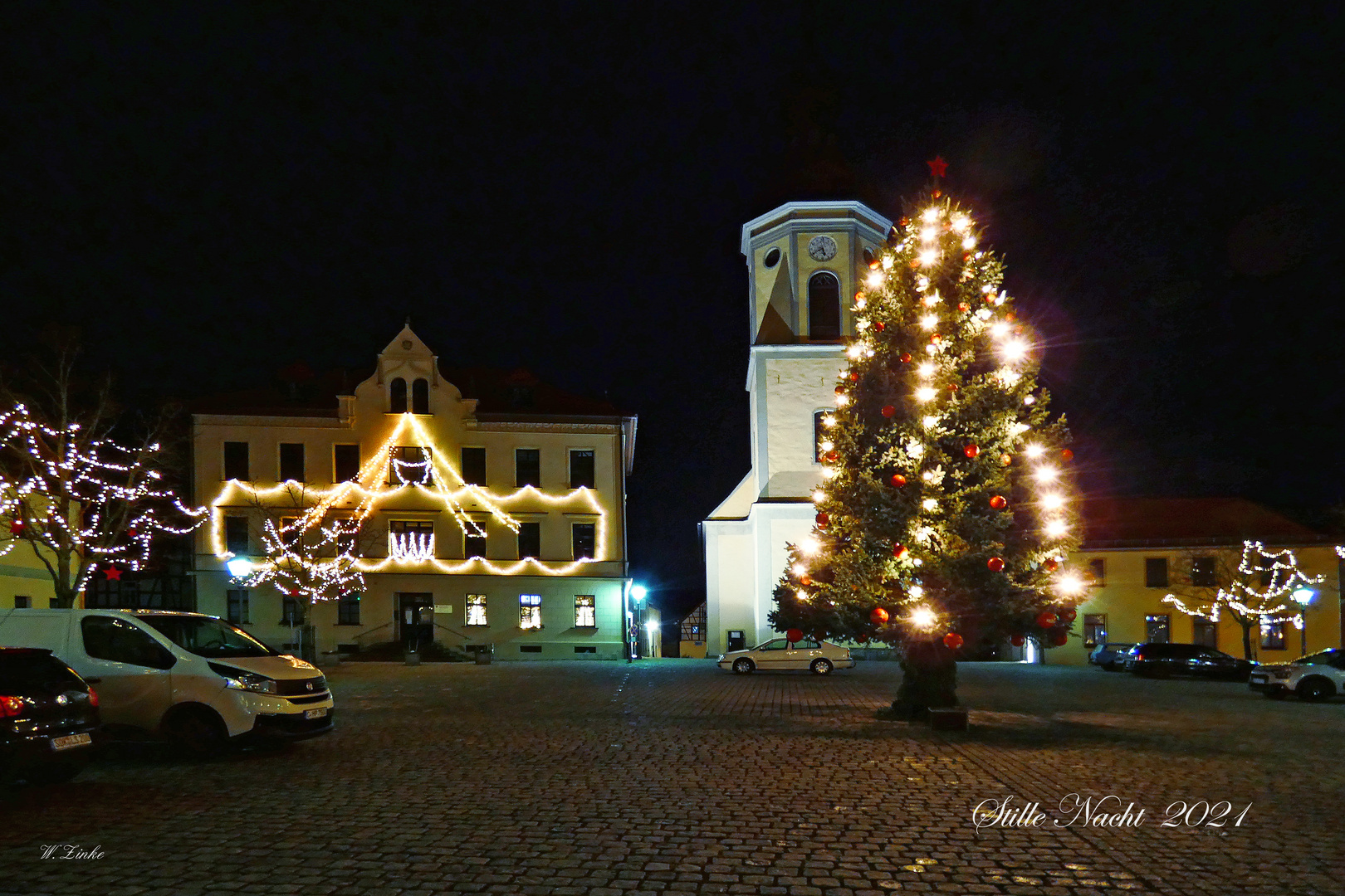 Der Weihnachtsbaum mit Bürgerhaus und Kirche in Triptis