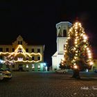 Der Weihnachtsbaum mit Bürgerhaus und Kirche in Triptis