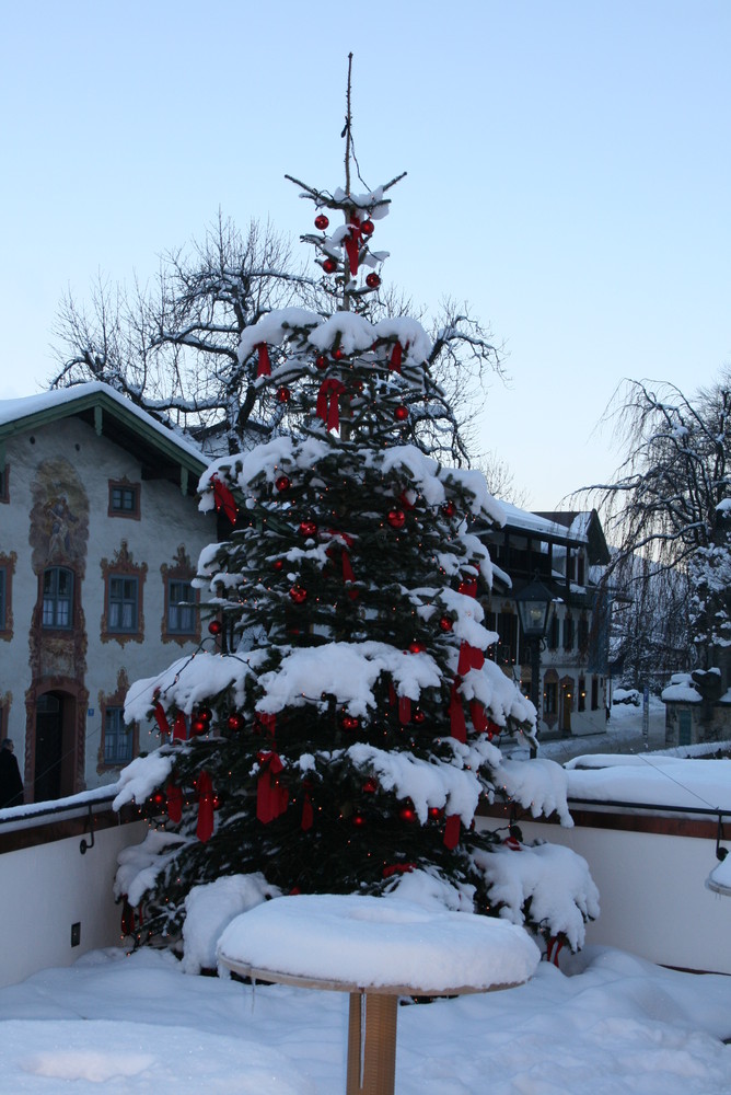 Der Weihnachtsbaum mit den roten Schleifen