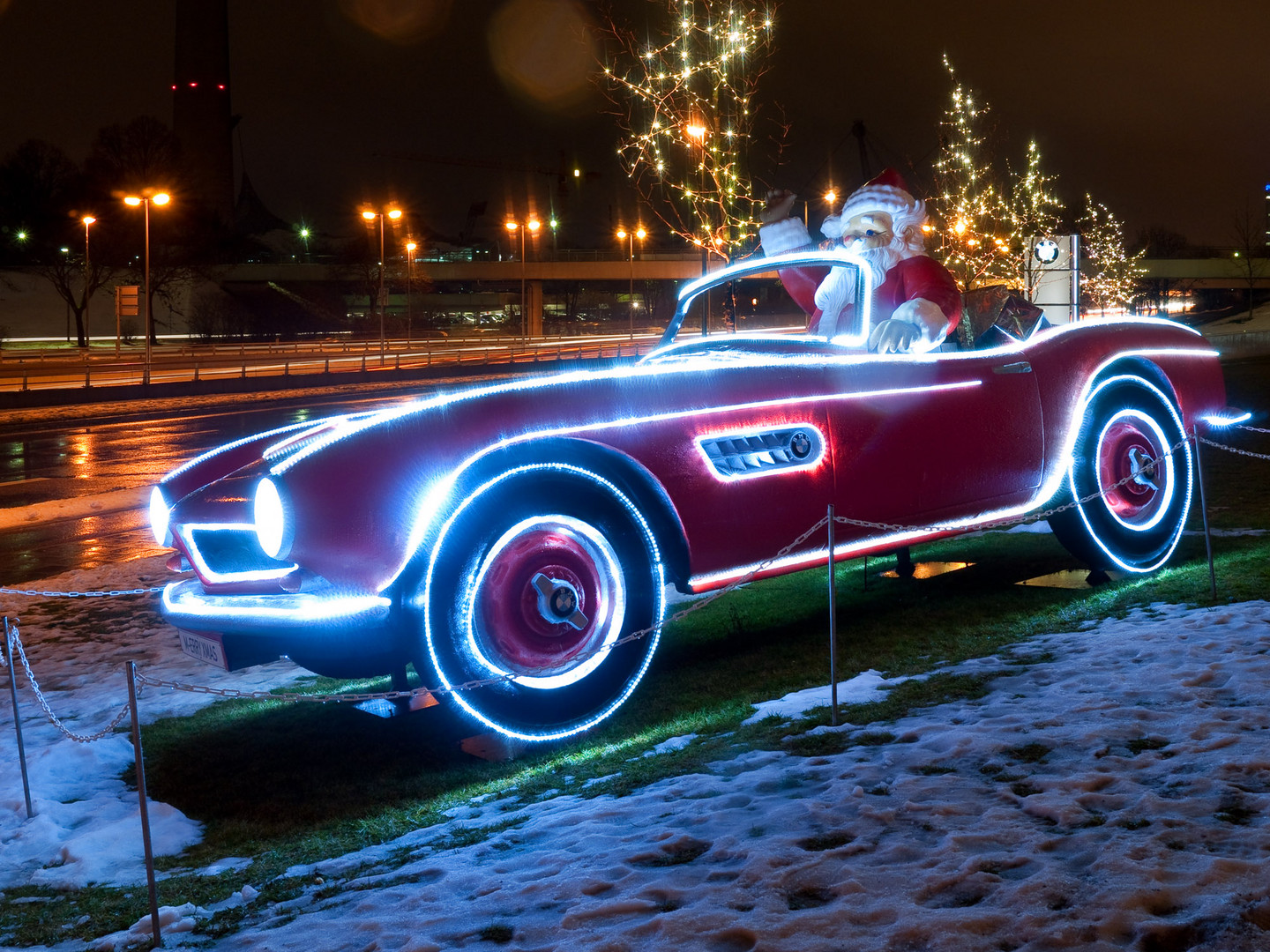 Der Weihnachtsmann fährt nen verdammt schicken Schlitten. Einen von BMW!