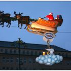 Der Weihnachtsmann fliegt über den Hamburger Rathausmarkt...